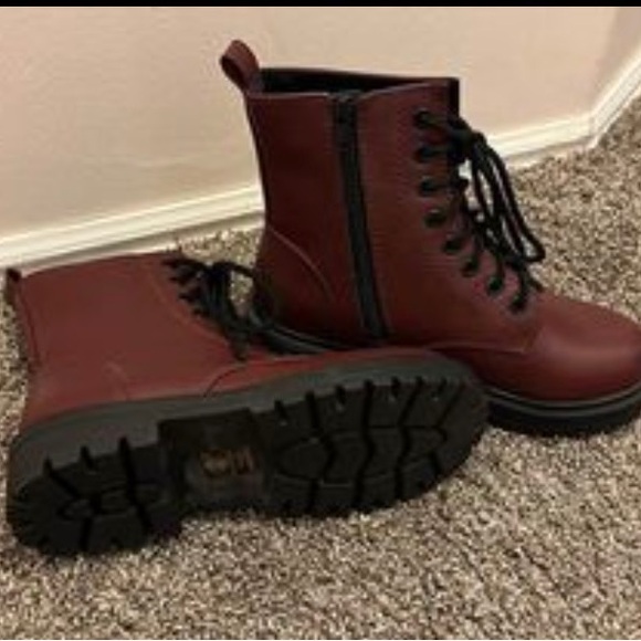 Maroon boots - Picture 1 of 3